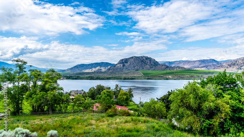 Foto Vineyards on the mountain slopes surrounding Osoyoos lake in the Okanagen Valley