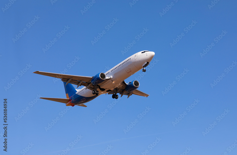Avión volando en el cielo, desplegando el tren de aterrizaje para tomar tierra en el aeropuerto de Palma de Mallorca. Avión volando en el cielo, desplegando el tren de aterrizaje para tomar tierra en el aeropuerto de Palma de Mallorca.