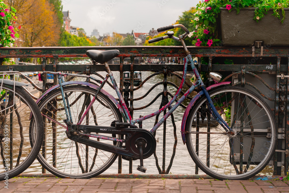 Bicicleta de antigua de colores vintage en un puesta amarrada