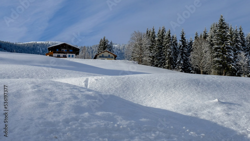 Winterlandschaft in den Alpen, Österreich, Seefeld. Schneebedeckte Täler und Berge im Winter - traumhafte Orte zum Entspannen.