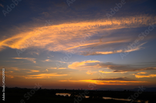 オレンジ色の空の夕焼け © KsDesign