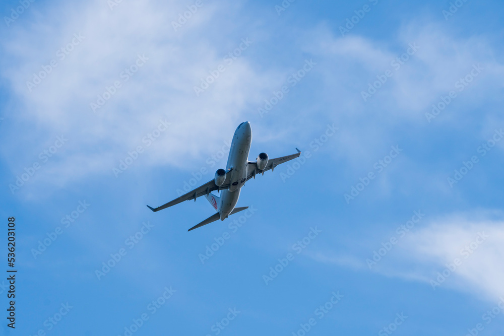 旋回する旅客機/青い空と雲 旋回する旅客機/青い空と雲