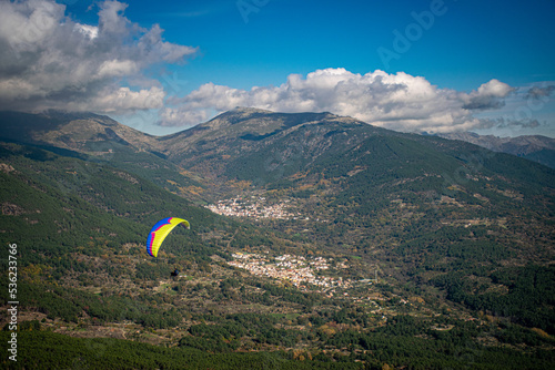 parapente volando en Pedro Bernardo en Avila, el balcón del Tietar