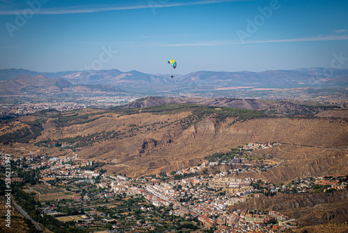 parapente volando en Cenes de la Vega en Granada