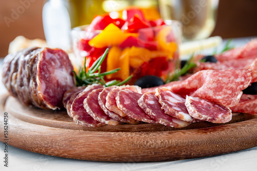 Tagliere con fette di salsiccia secca di maiale, cibo italiano photo