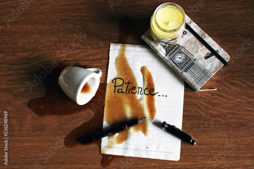 Tazzina di caffè rovesciata