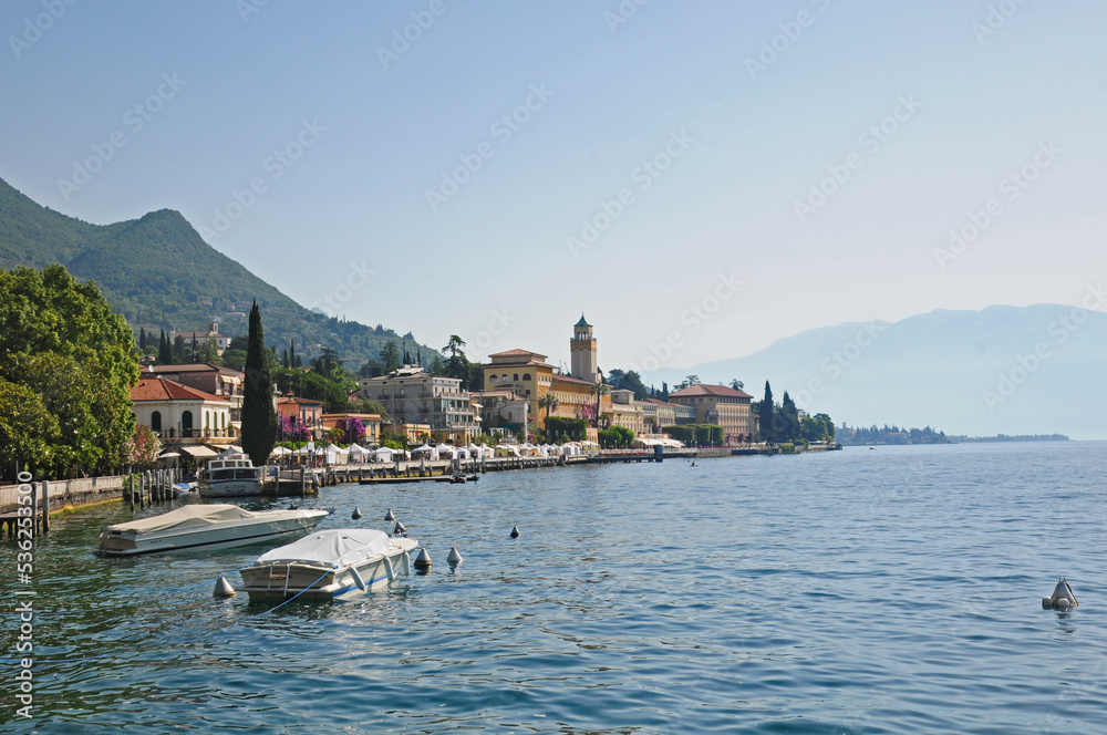 Naklejka premium Lago di Garda, il lungolago fra Salò e Gardone Riviera