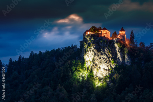 Die Burg von Bled in Slowenien bei Nacht
