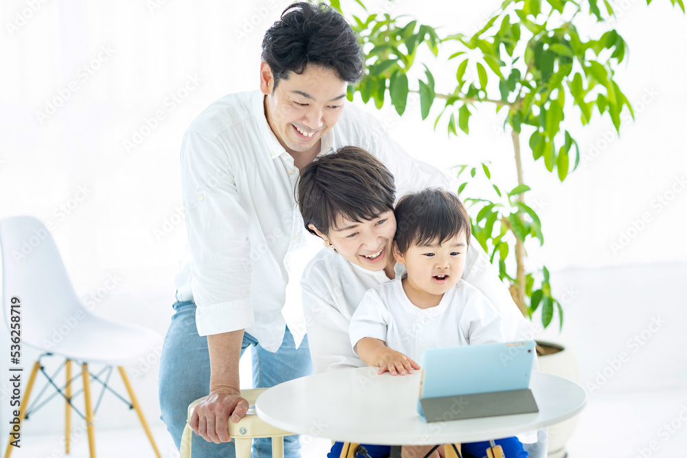 オンラインコミュニケーションをする親子 