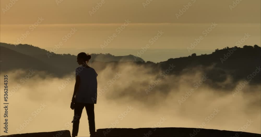  Mujer pensado mirando el amanecer en torre 50 fps  (Formato D-log para edición de color profesional)	 50 fps  (Formato D-log para edición de color profesional)	