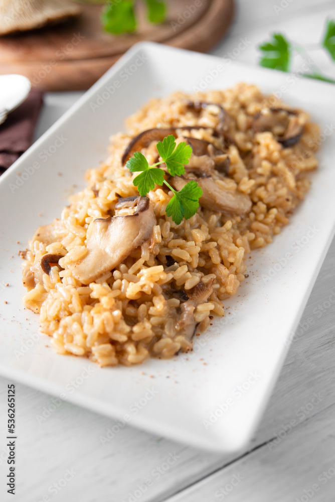 Vassoio di delizioso risotto ai funghi, cibo italiano Vassoio di delizioso risotto ai funghi, cibo italiano