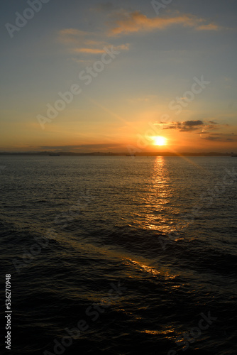 船上から見た夕陽 © Yunosuke Hirai
