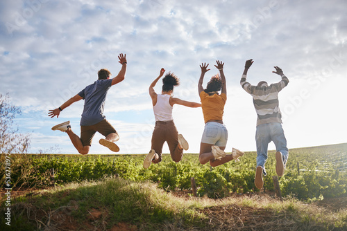 Tableau sur toile Friends, nature and jumping for freedom in the countryside for summer vacation together in the outdoors