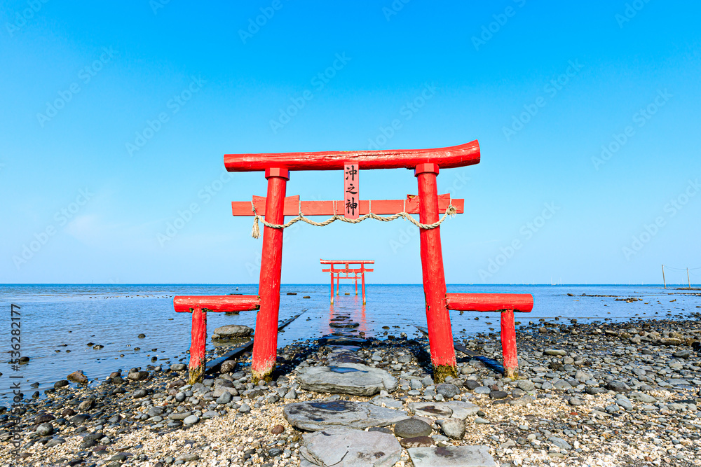 潮引き始め時の大魚神社の海中鳥居 佐賀県太良町 Undersea torii gate at Oouo Shrine at low tide. Saga prefecture Tara town. 潮引き始め時の大魚神社の海中鳥居 佐賀県太良町 Undersea torii gate at Oouo Shrine at low tide. Saga prefecture Tara town.