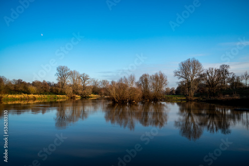 sehr ruhige Fluss mit Bäumen Silhouette 
