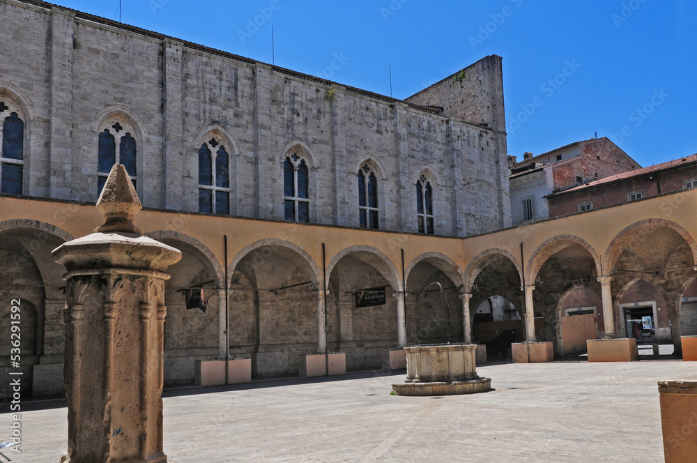 Ascoli Piceno, il Chiostro della Chiesa di San Francesco - Marche	