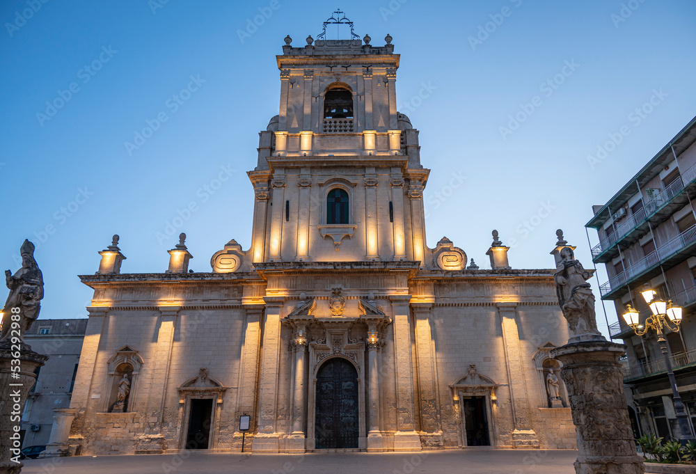 Obraz premium The main church in the central square of Avola illuminated