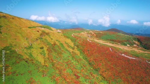 紅葉の栗駒山を空撮