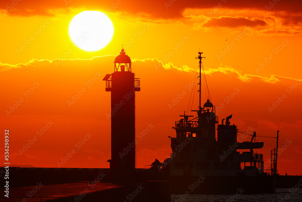 夕陽と船と灯台と
