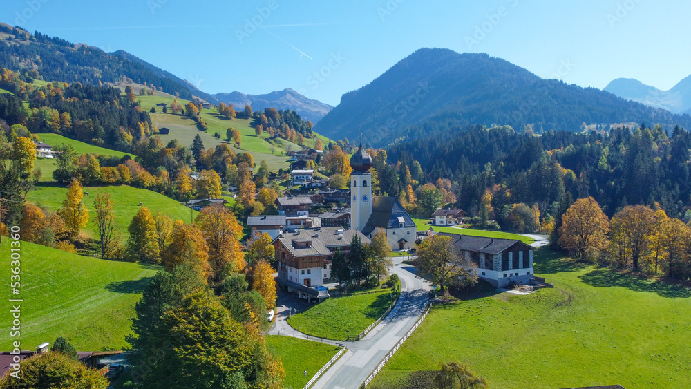 Fototapeta premium Aurach bei Kitzbühel im Herbst 2022