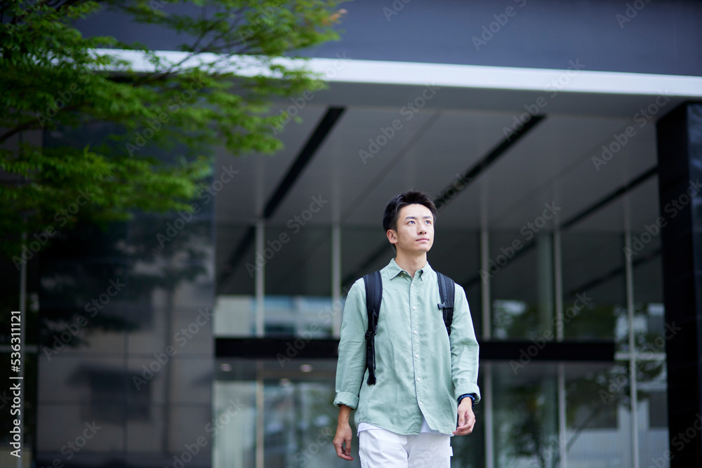 大学キャンパスと若い日本人の学生 大学キャンパスと若い日本人の学生