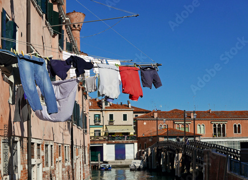 Fotografie panni che sventolano al vento a venezia in una limpida giornata