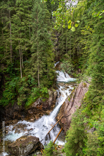 Wasserfall in Berglandschaft um das Meerauge in der Hohen Tatra in Polen