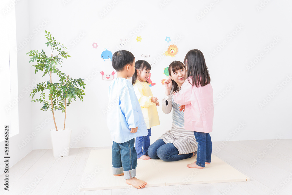保育士と子どもたち