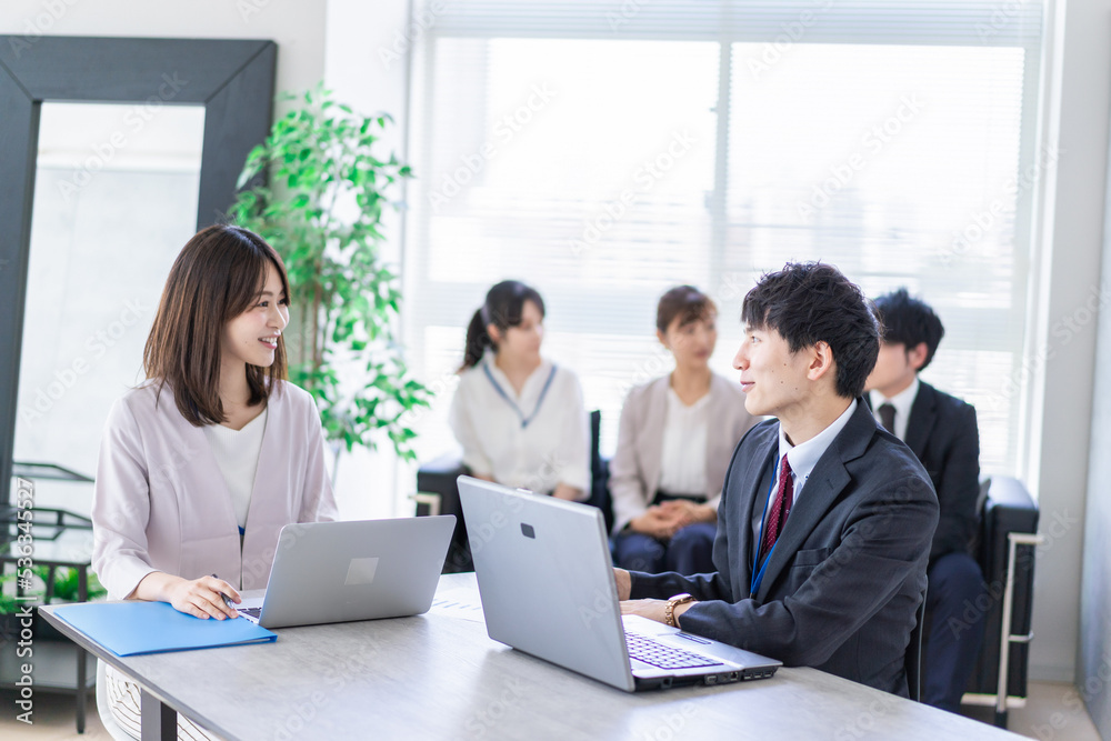 ビジネスミーティングをする男女