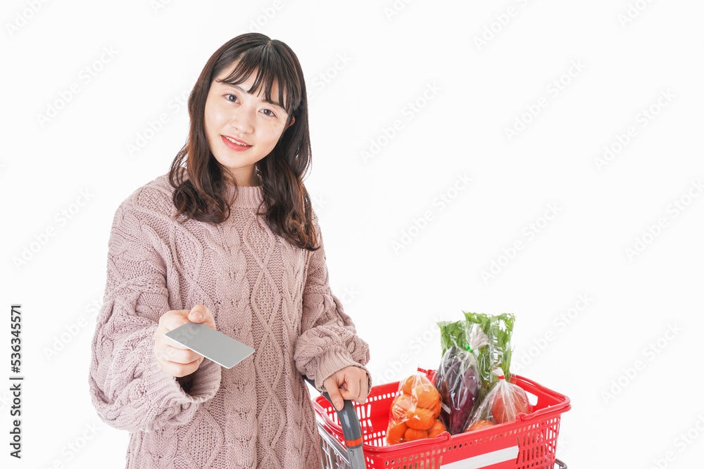 スーパーで買い物をする若い女性 スーパーで買い物をする若い女性