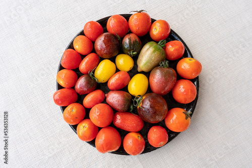 Pomodorini colorati in cerchio su piatto photo