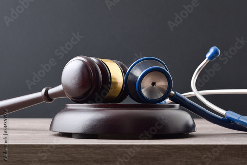 Konstfotografi Fair social justice concept with gavel and stethoscope front view