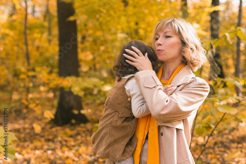 Canvas-taulu Mother soothes her crying blonde daughter