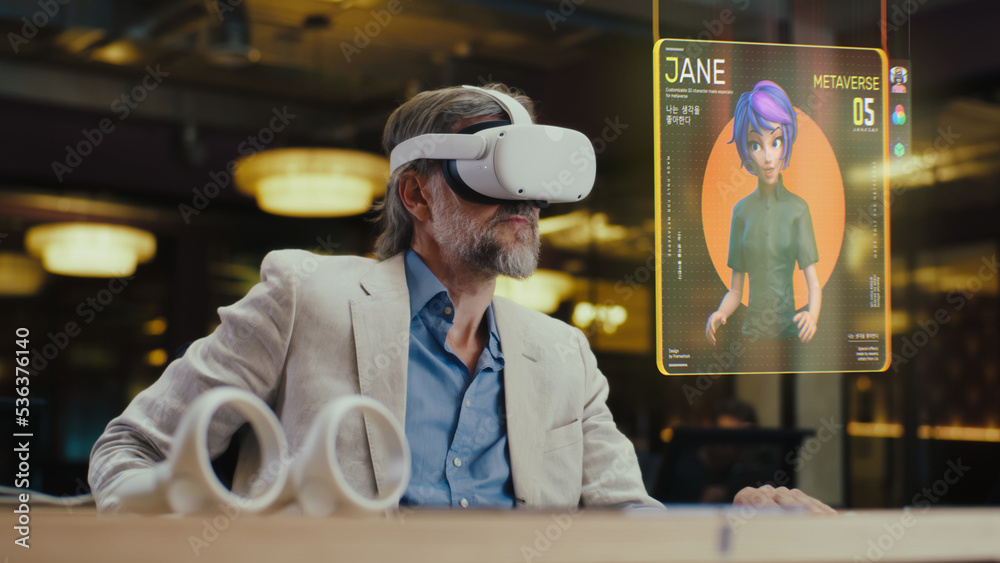 Vr Virtual Characters Foto de Middle aged man with VR headset communicates with virtual ...
