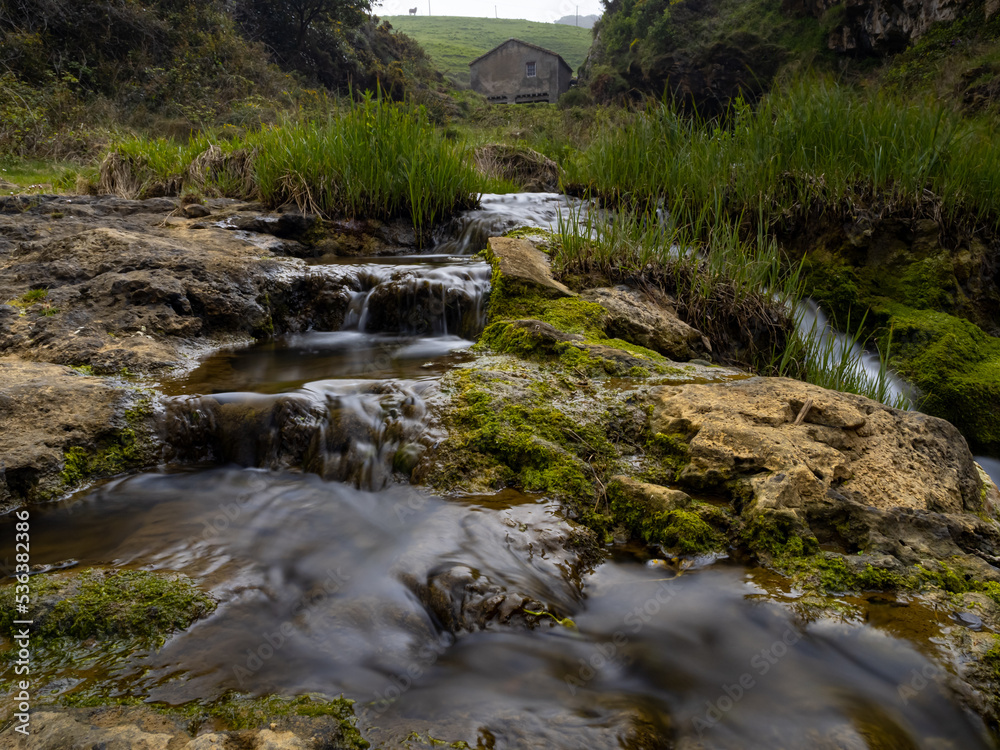Cascada del molino de serraneda, Cantabria, España Cascada del molino de serraneda, Cantabria, España