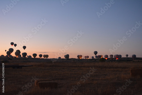 Globos aerostáticos inflándose en Capadocia Turquía photo