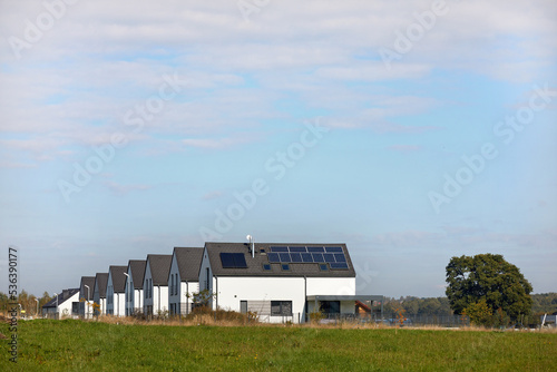Nowe osiedle mieszkaniowe z panelami słonecznymi na jednym dachu