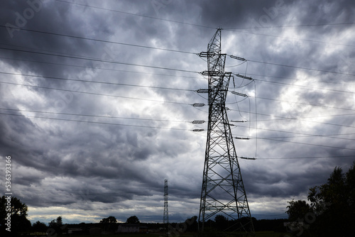 Słup energetyczny wyokiego napięcia na tle niepokojącego nieba