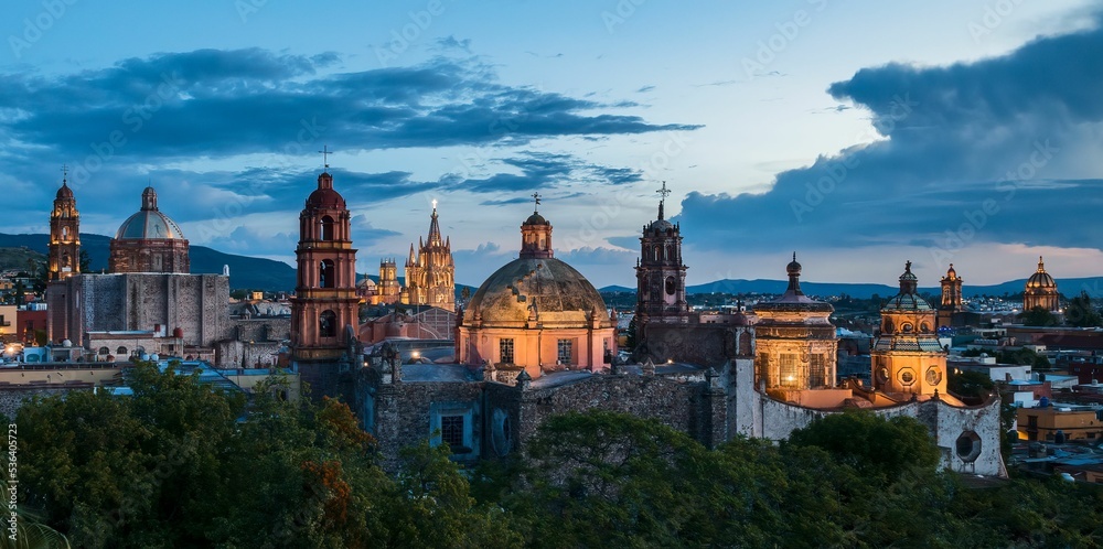 Fototapeta premium Panoramic view of church domes of San Miguel de Allende, Mexico in twilight
