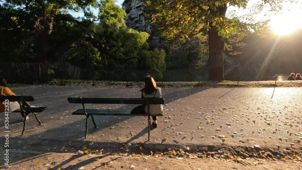 Plan vue d'une allée de balade dans un parc en fin de journée, 119,88fps ralenti X4 - 29,97fps