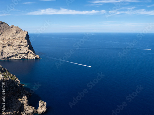 Formentor, Mallorca. Un barco cruzando el mar azul.
