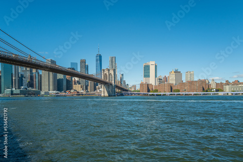 Fototapeta Naklejka Na Ścianę i Meble -  East River and Brooklyn Bridge
