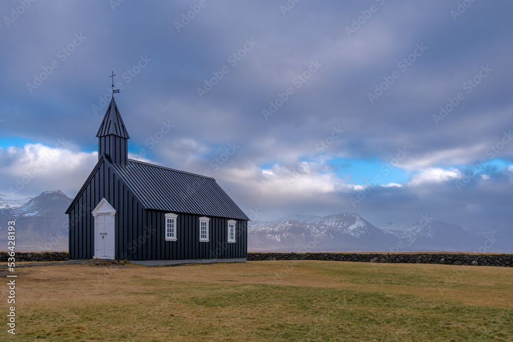 Die Kirche Búðakirkja liegt traumhaft auf der Halbinsel Snæfellsnes