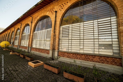 Portas e janelas de vidro do prédio do Palácio da indústria em contra luz. Reflexos de formar em céu. photo