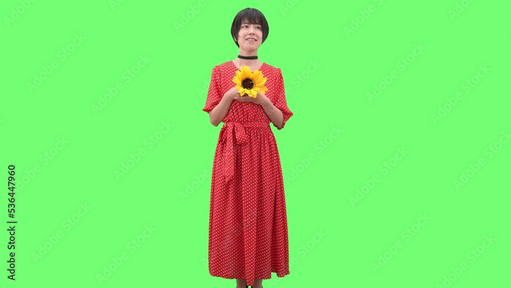 ひまわりを持つ女性 クロマキー合成用グリーンバック ひまわりを持つ女性 クロマキー合成用グリーンバック