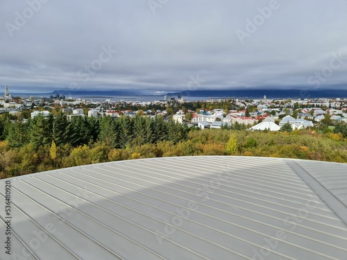 Photo View from the observation deck of a coastal town with residential buildings unde