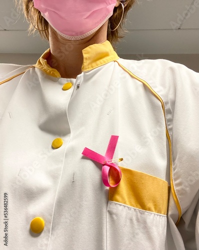 Ruban rose et masque rose pour la lutte contre le cancer du sein en octobre  photo