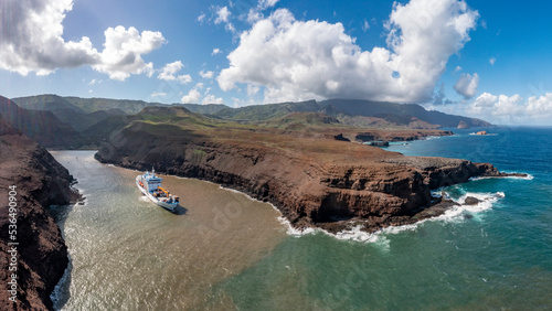 Vue panoramique du cargot mixte Aranui dans l'ile de UA HUKA dans l'archipel des marquises en polynésie francaise  photo