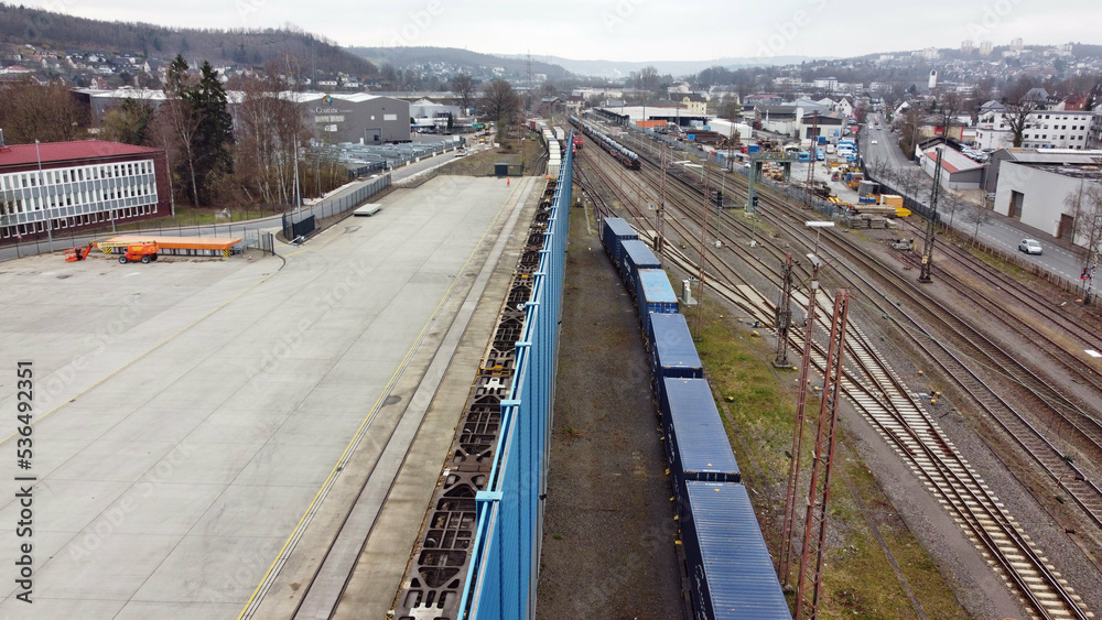 Fototapeta premium Container werden an Umschlagterminal auf Bahn verladen (Kreuztal/NRW)
