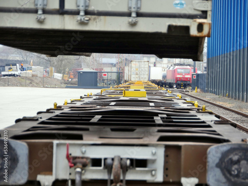 Container werden an Umschlagterminal auf Bahn verladen  Kreuztal NRW 
